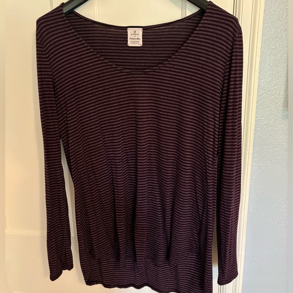Evereve purple striped long sleeve t shirt with scoop neck in size large - Picture 1 of 4